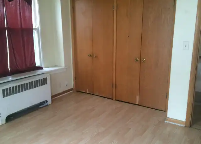 Property at 1002 W 4th St Unit 4, Waterloo, IA, 50701, 1 bed, 1 bath, [object Object]