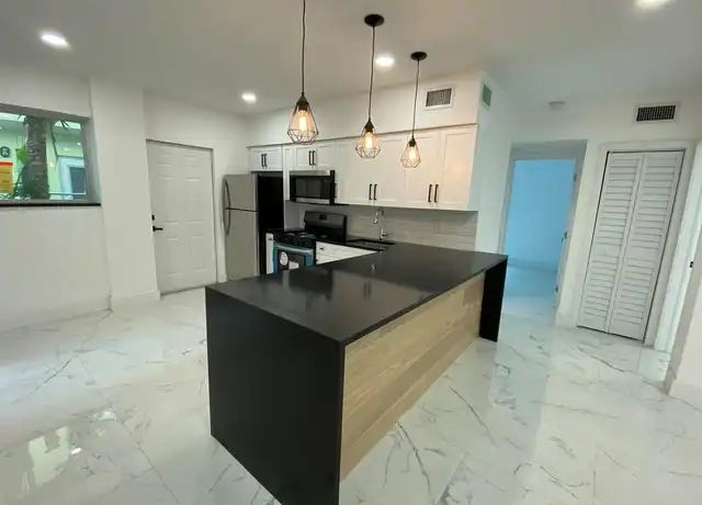 Property at 1198 Marseille Dr, Miami Beach, FL, 33141, 1 bed, 1 bath, [object Object]