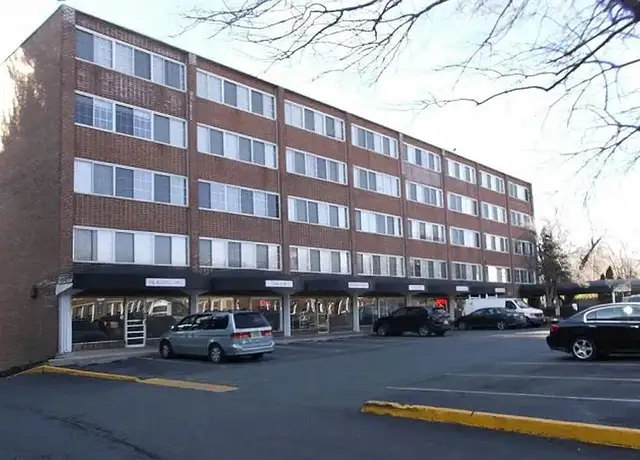 Photo of 809 W Broad St, Falls Church, VA 22046