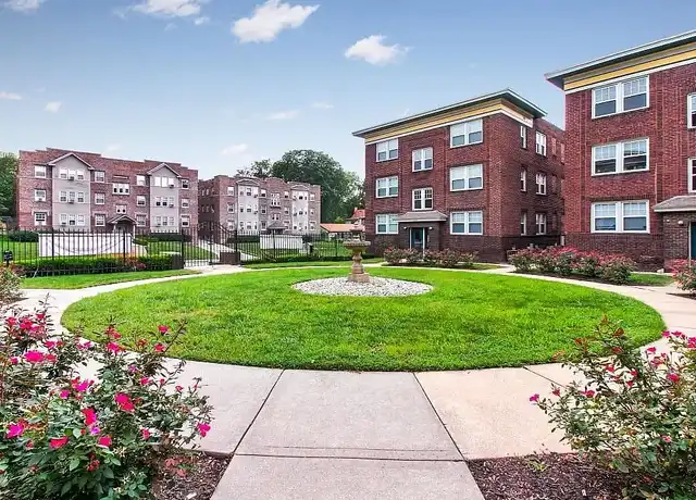 Property at Roanoke Court Apartments - 3675 Southwest Trfy, Kansas City, MO, 64111, 1 bed, 1 bath, [object Object]