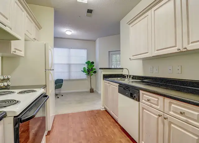 Photo of 100 Woodberry Pl, Decatur, GA 30034