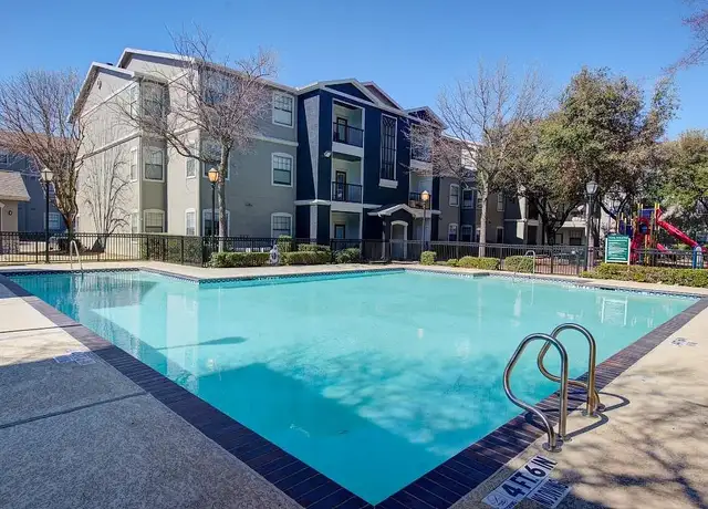 Photo of 3015 E Ledbetter Dr, Dallas, TX 75216