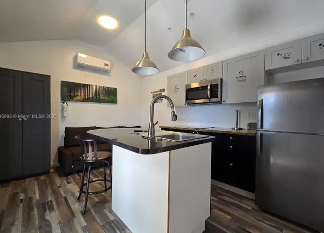 Property at 330 SW 13th St, Dania, FL, 33004, 1 bed, 1 bath, [object Object]