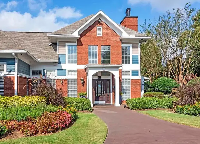 Photo of 100 Hemingway Ln, Roswell, GA 30075