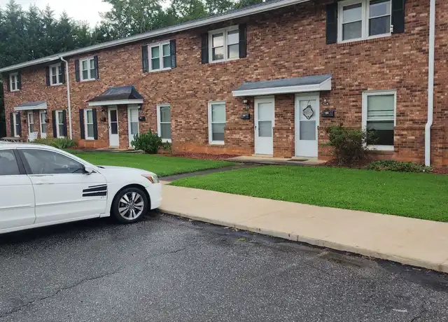 Property at 502 S Cherry St, Kernersville, NC, 27284, 2 beds, 1.5 baths, [object Object]