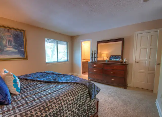 Photo of 9550 Ash St, Overland Park, KS 66207
