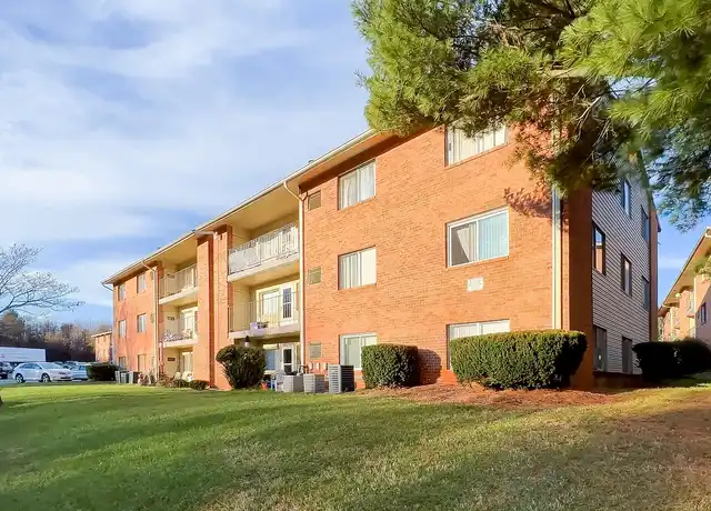 Property at Countryside Estates - 2318 Highland Farm Rd NW, Roanoke, VA, 24017, 2-3 beds, 1-1.5 bath, [object Object]