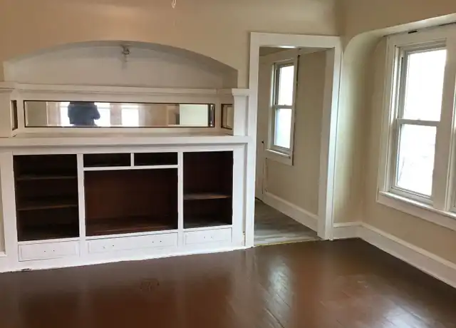 Property at 2977-2979 N 6th St Unit Upper, Milwaukee, WI, 53212, 2 beds, 1 bath, [object Object]