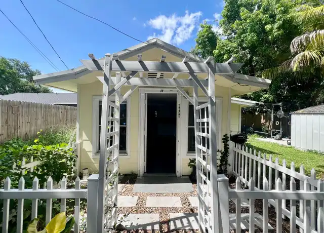 Property at 610 8th St W Unit Back, Palmetto, FL, 34221, 1 bed, 1 bath, [object Object]
