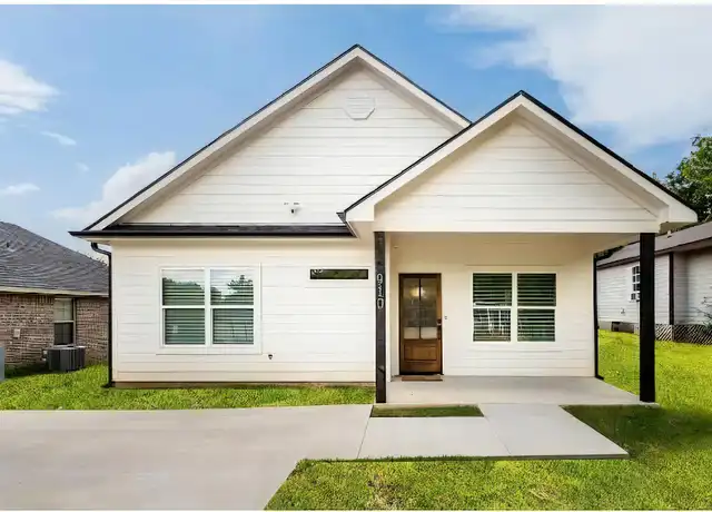 Property at 910 W Johnson St, Denison, TX, 75020, 3 beds, 2 baths, [object Object]