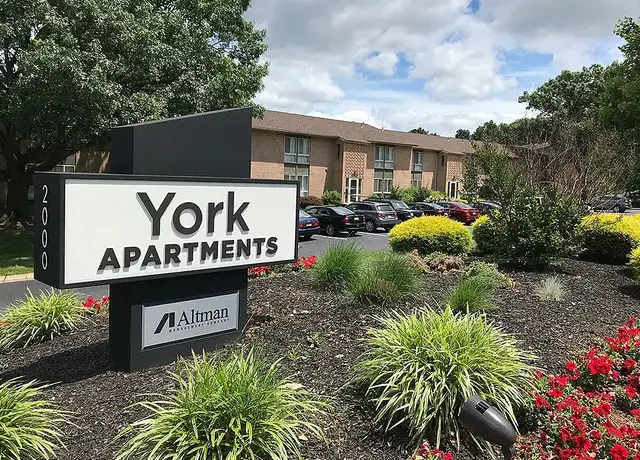 Photo of 2000 Maplewood Dr, York, PA 17403
