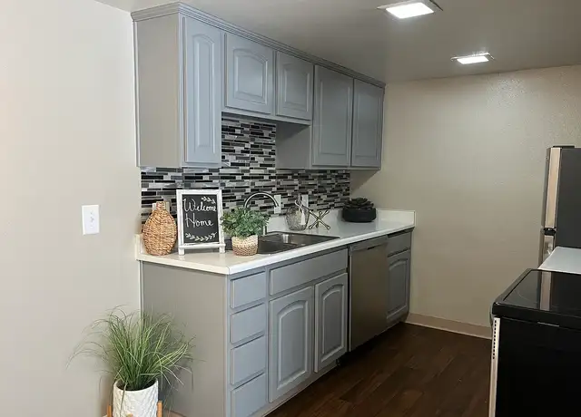 Photo of 222 S Clovis Ave, Fresno, CA 93727