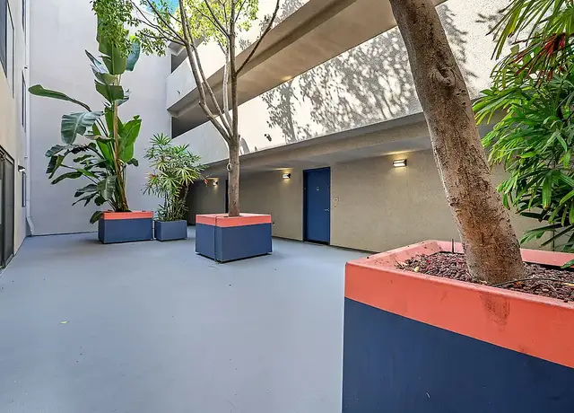 Photo of 914 S Wilton Pl, Los Angeles, CA 90019