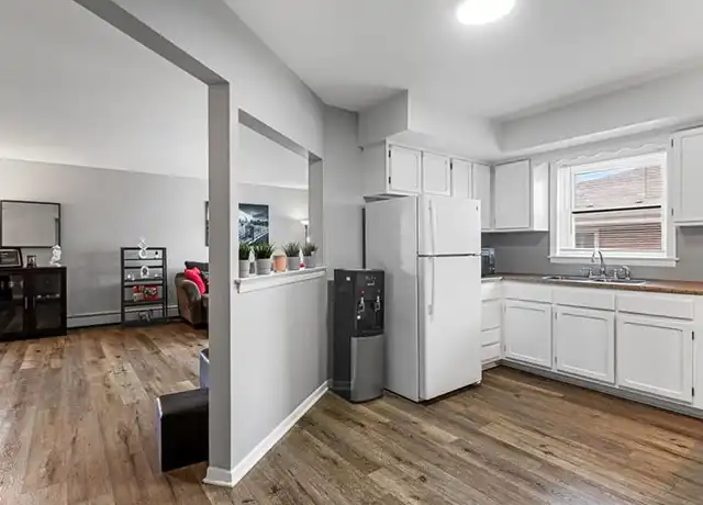 Property at Greenfield Square LLC - 640 Colonial Ln, Des Plaines, IL, 60016, 1-2 bed, 1 bath, [object Object]