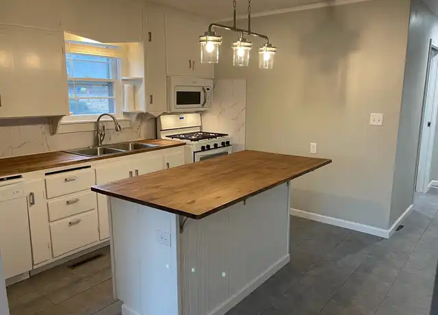 Property at 441 W Catalpa St, Springfield, MO, 65807, 3 beds, 2 baths, [object Object]