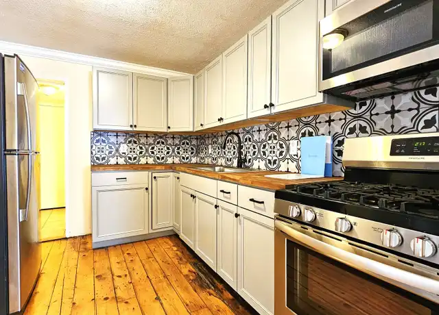 Property at 135 1/2 Manhattan Dr, Burlington, VT, 05401, 3 beds, 1 bath, [object Object]