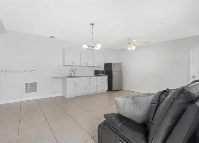 Property at 700 SW 67th Ave Unit B, Pembroke Pines, FL, 33023, 2 beds, 1 bath, [object Object]