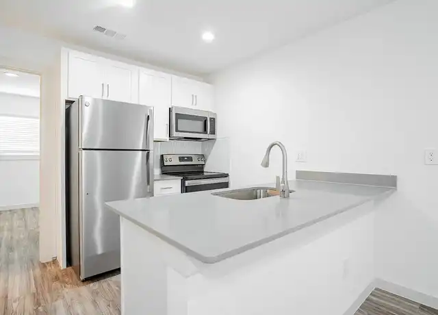 Property at Two Fountains at Bishop Ridge - 501 N Marsalis Ave, Dallas, TX, 75203, 1 bed, 1 bath, [object Object]
