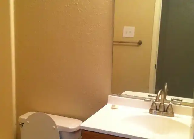 Property at 930 W Sycamore St Unit 204, Denton, TX, 76201, 1 bed, 1 bath, [object Object]