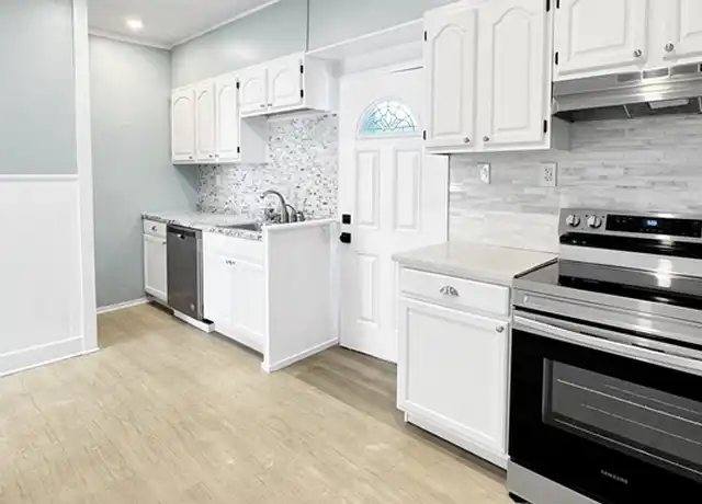 Property at 82 Vernon St Unit 3, Rockland, MA, 02370, 3 beds, 1 bath, [object Object]