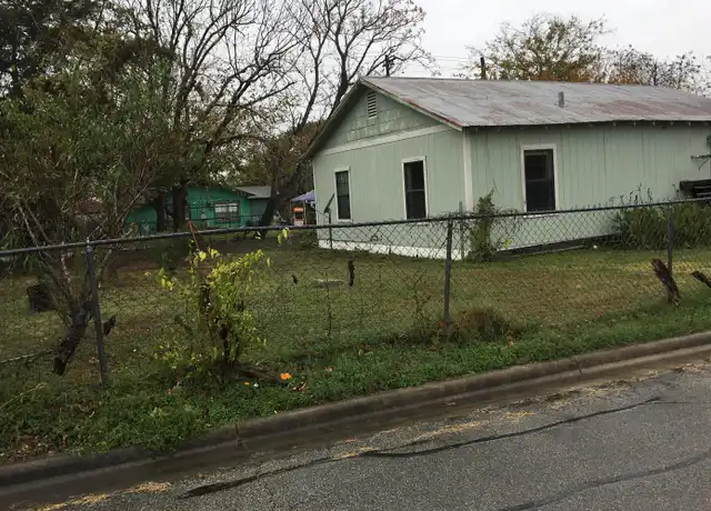 Property at 1100 Chihuahua St, Lockhart, TX, 78644, 3 beds, 1 bath, [object Object]