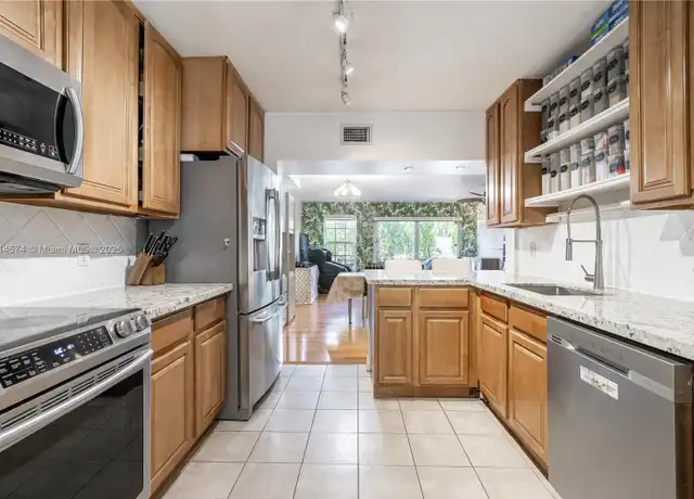 Property at 680 Tennis Club Dr #110, Fort Lauderdale, FL, 33311, 3 beds, 2.5 baths, [object Object]