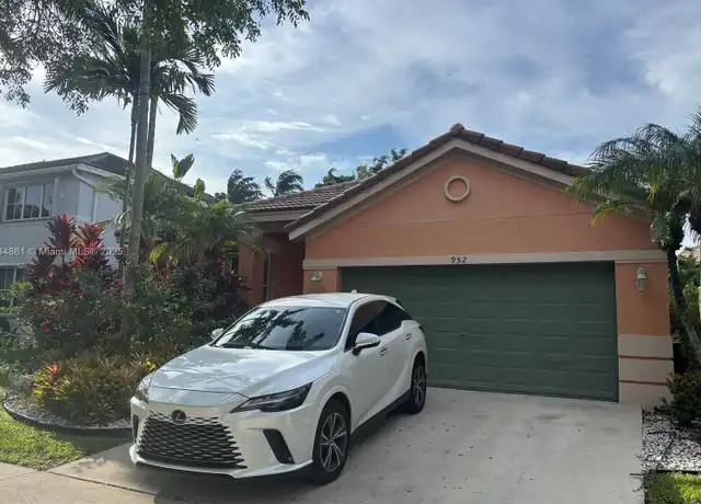 Property at 952 Sunflower Cir, Weston, FL, 33327, 4 beds, 2 baths, [object Object]