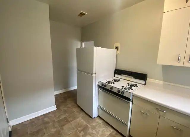 Property at 806 State St Unit 7, Bettendorf, IA, 52722, 1 bed, 1 bath, [object Object]