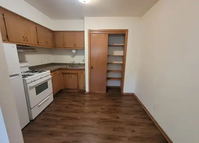 Property at 210 N Summit St Unit 17, Appleton, WI, 54914, 1 bed, 1 bath, [object Object]
