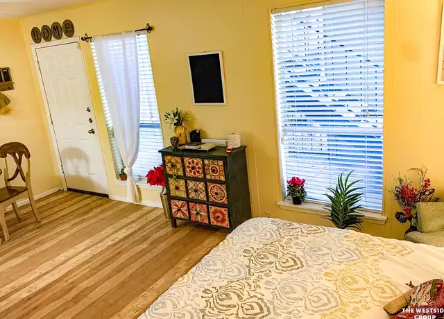 Property at Barranca Square - 910 W 26th St, Austin, TX, 78705, 0 beds, 1 bath, [object Object]