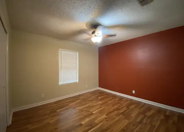 Property at 404 High Meadow Dr, Pleasanton, TX, 78064, 3 beds, 2 baths, [object Object]