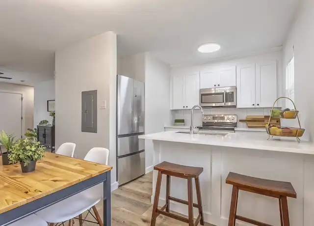 Property at The District Apartments - 425 N Rosemont Ave, Dallas, TX, 75208, 1-2 bed, 1-1.5 bath, [object Object]