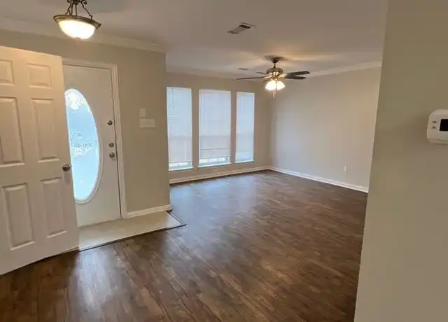 Property at 914 Gallant Fox Dr, Dallas, TX, 75211, 3 beds, 2.5 baths, [object Object]
