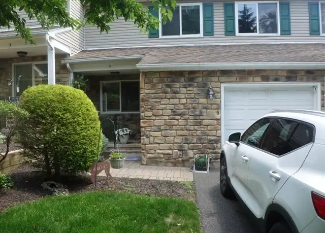 Property at 5 Tor Pl, Hopatcong, NJ, 07843, 2 beds, 2.5 baths, [object Object]