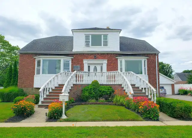 Property at 227 Venetian Blvd, Lindenhurst, NY, 11757, 2 beds, 1 bath, [object Object]