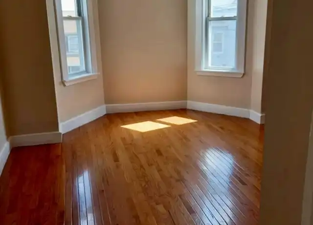 Property at 11 Hutchinsons Ct Unit 2, Lynn, MA, 01902, 3 beds, 1 bath, [object Object]