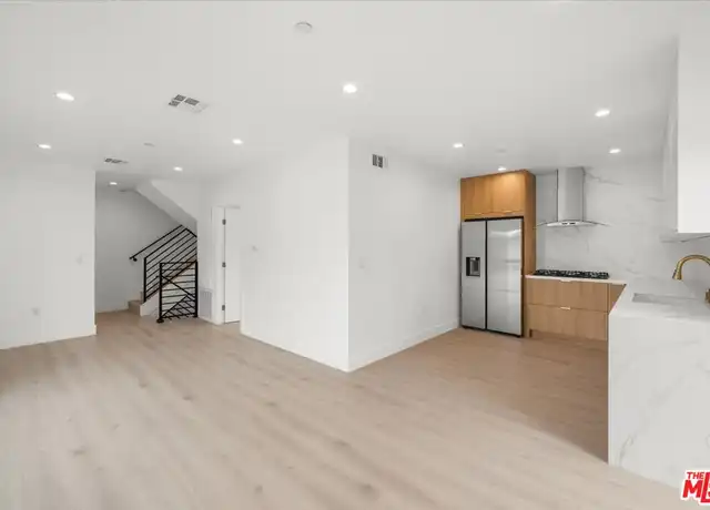Property at 4922 S Centinela Ave Unit 3, Los Angeles, CA, 90066, 3 beds, 3.5 baths, [object Object]