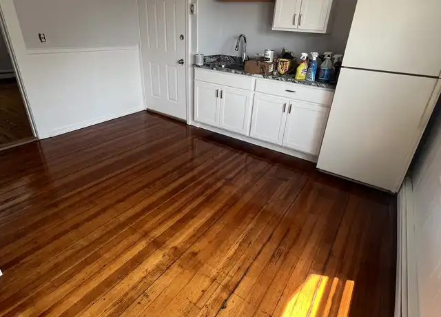 Property at 132 Warwick Ave Unit 3rd Fl, Cranston, RI, 02905, 3 beds, 1 bath, [object Object]