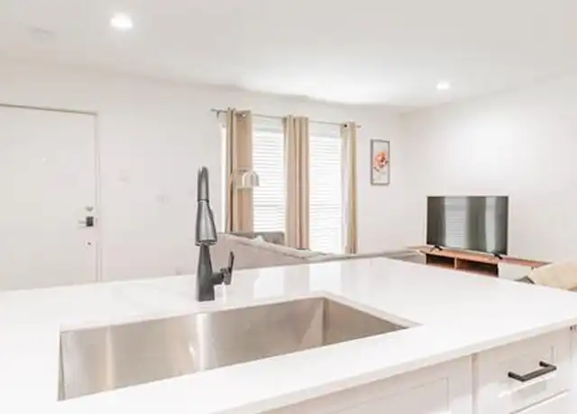 Property at 606 S Marsalis Ave Unit 110, Dallas, TX, 75203, 1 bed, 1 bath, [object Object]