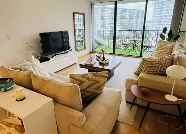 Property at 1450 Brickell Bay Dr #811, Miami, FL, 33131, 2 beds, 2 baths, [object Object]