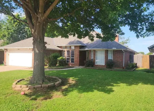 Property at 921 Blue Ridge Dr, Edmond, OK, 73003, 3 beds, 2 baths, [object Object]