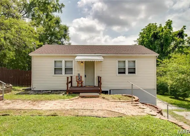 Property at 2007 Locust Ave, Alton, IL, 62002, 2 beds, 1.5 baths, [object Object]