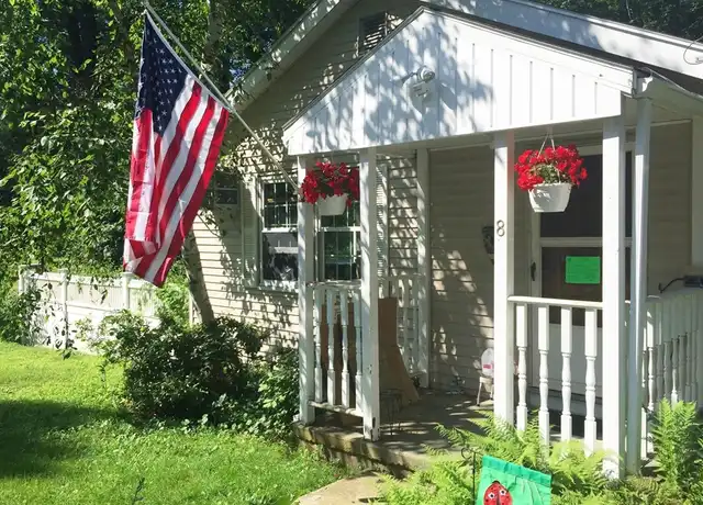 Property at 8 Castle Rd Unit 1, Wayland, MA, 01778, 2 beds, 1 bath, [object Object]