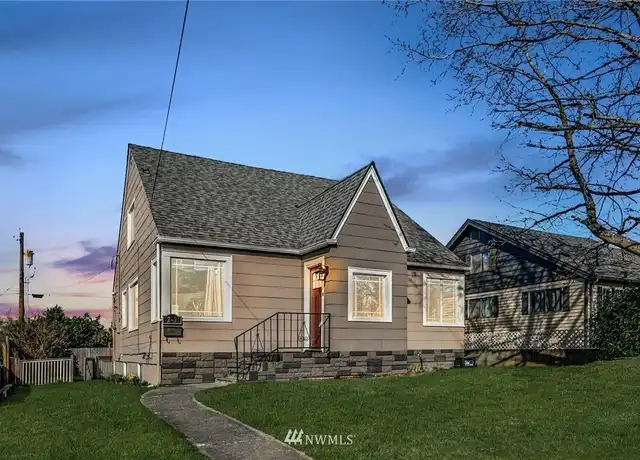 Property at 209 E Cedar St, Mount Vernon, WA, 98273, 5 beds, 2 baths, [object Object]