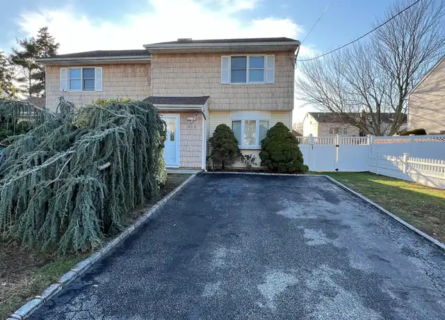 Property at 812 N Kings Ave, Lindenhurst, NY, 11757, 3 beds, 1.5 baths, [object Object]