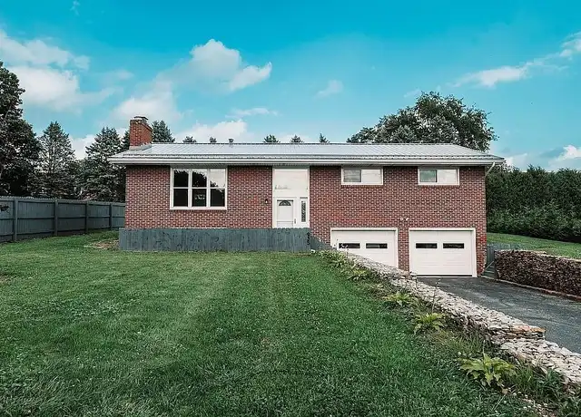 Property at 935 McKnight Rd, Indiana, PA, 15701, 3 beds, 2 baths, [object Object]