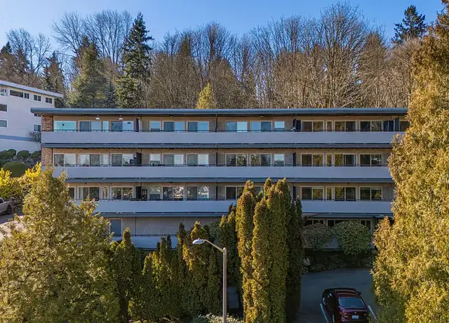 Photo of 2805 75th Pl SE, Mercer Island, WA 98040