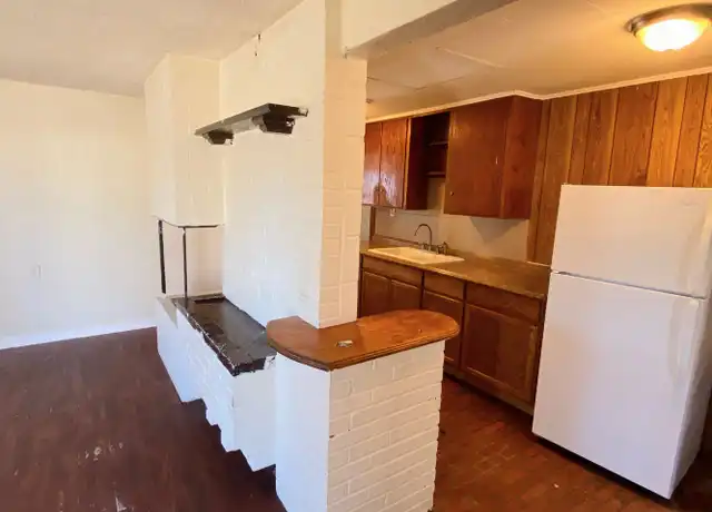 Property at 939 E 9th Ave, Hutchinson, KS, 67501, 3 beds, 1 bath, [object Object]