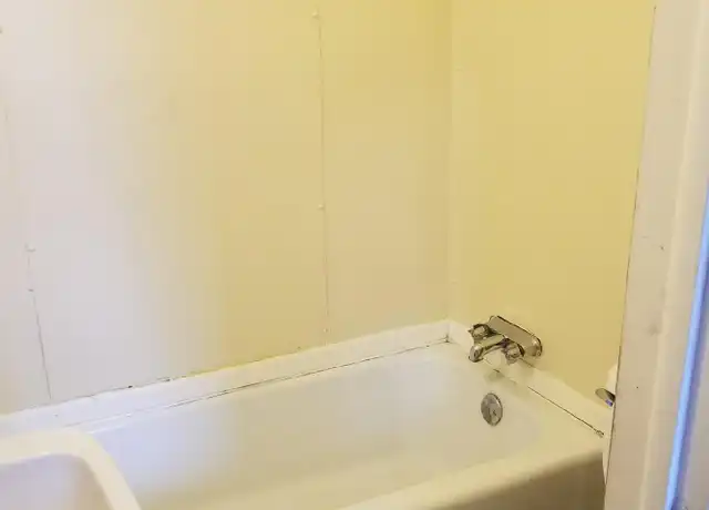 Property at 425 Denver St Unit 2, Waterloo, IA, 50701, 0 beds, 1 bath, [object Object]
