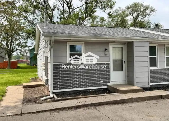 Property at 910 SE 10th St, Des Moines, IA, 50309, 2 beds, 1 bath, [object Object]